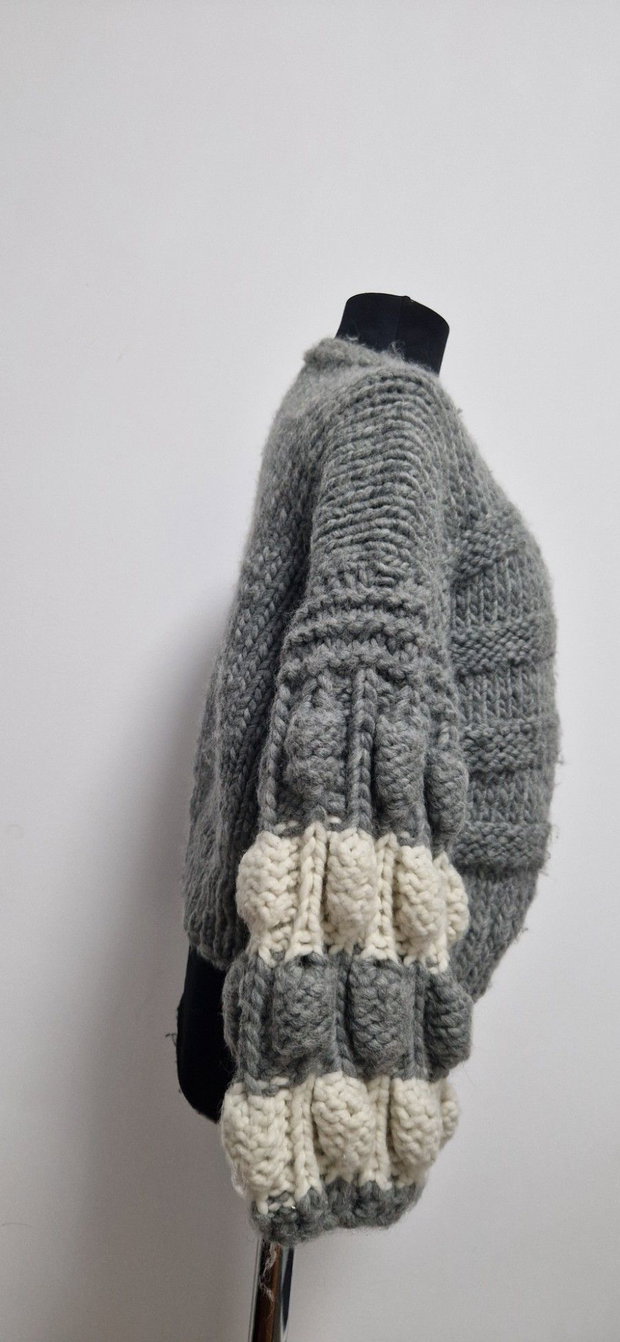 Cardigan gri antracit handmade, cu manșete crem, model supradimensionat