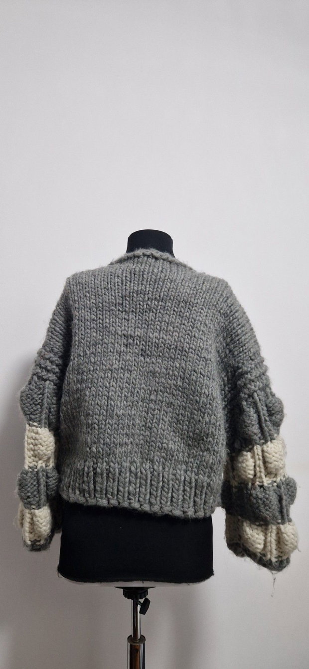 Cardigan gri antracit handmade, cu manșete crem, model supradimensionat