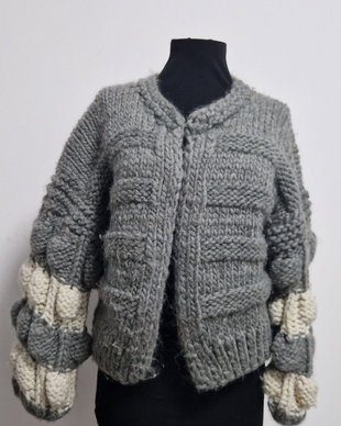 Cardigan gri antracit handmade, cu manșete crem, model supradimensionat