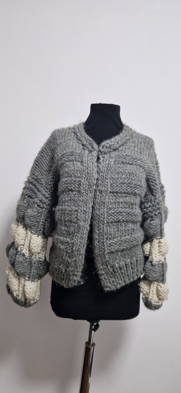Cardigan gri antracit handmade, cu manșete crem, model supradimensionat
