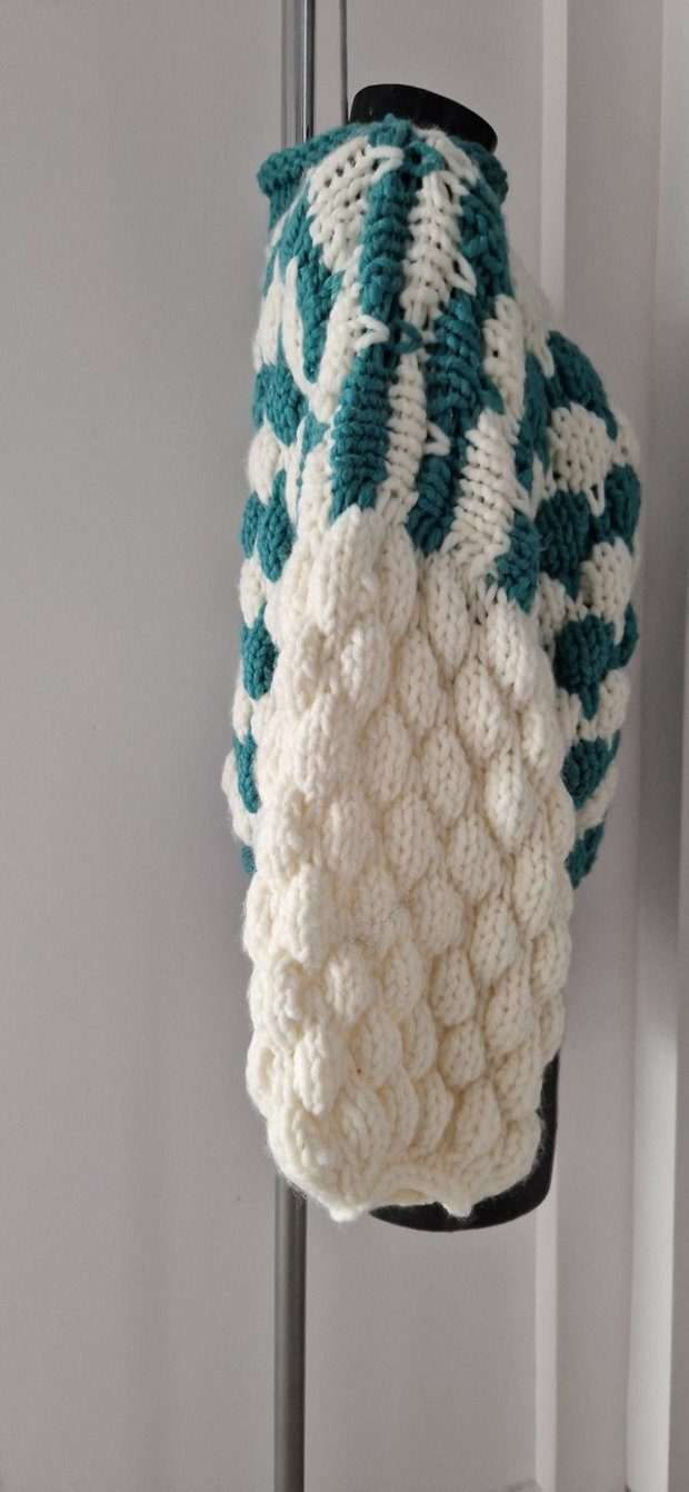 Pulover handmade turcoaz și crem, model texturat, croșetat manual