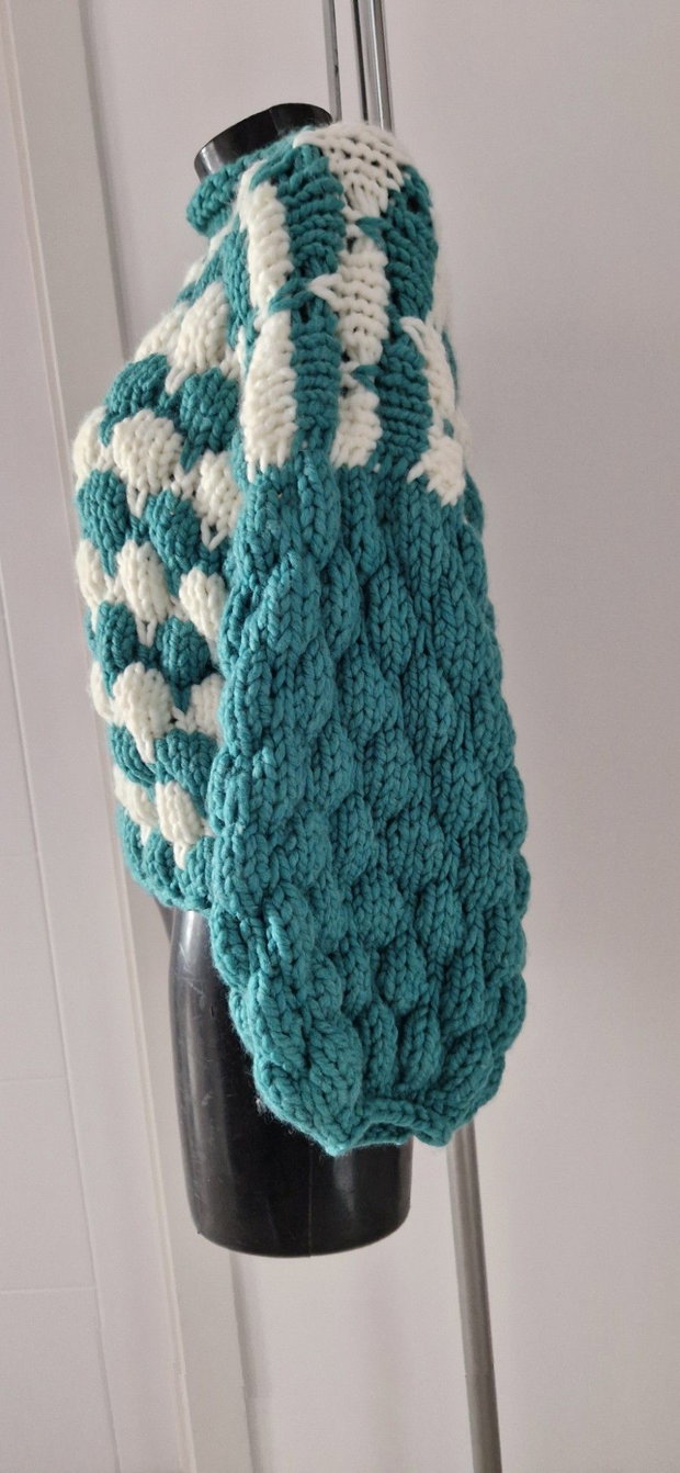Pulover handmade turcoaz și crem, model texturat, croșetat manual