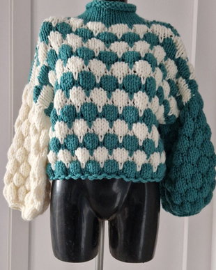 Pulover handmade turcoaz și crem, model texturat, croșetat manual