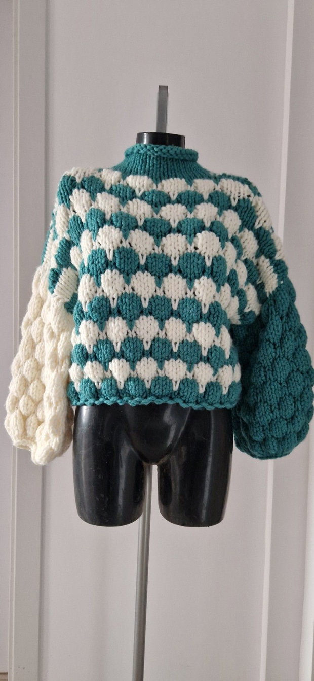 Pulover handmade turcoaz și crem, model texturat, croșetat manual