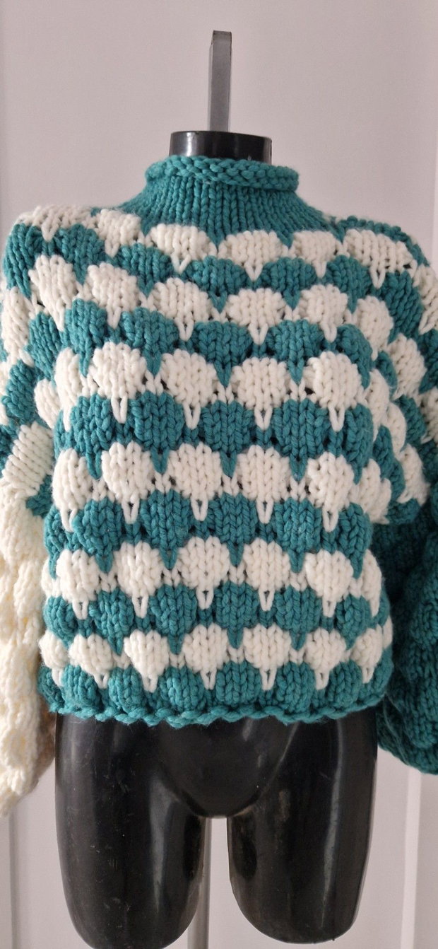 Pulover handmade turcoaz și crem, model texturat, croșetat manual