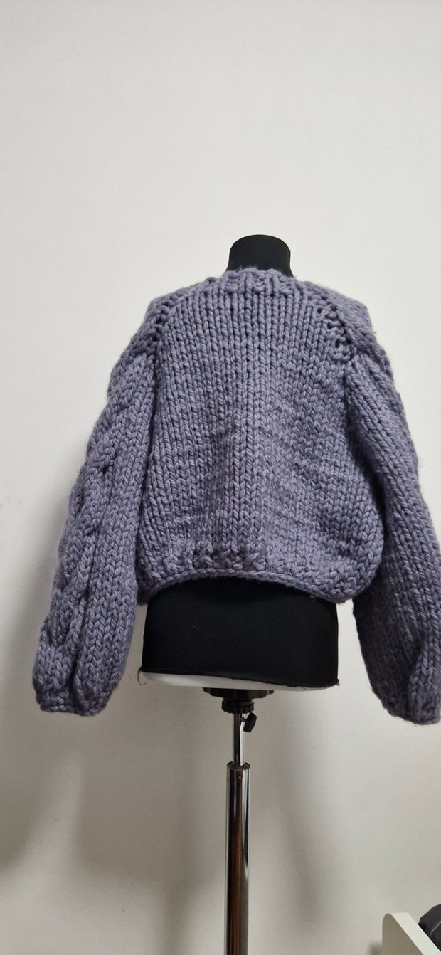 Cardigan mov liliachiu handmade, croșetat manual, cu mâneci voluminoase