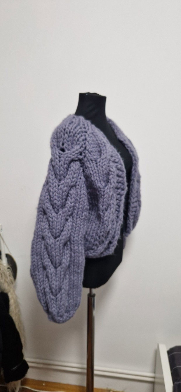 Cardigan mov liliachiu handmade, croșetat manual, cu mâneci voluminoase