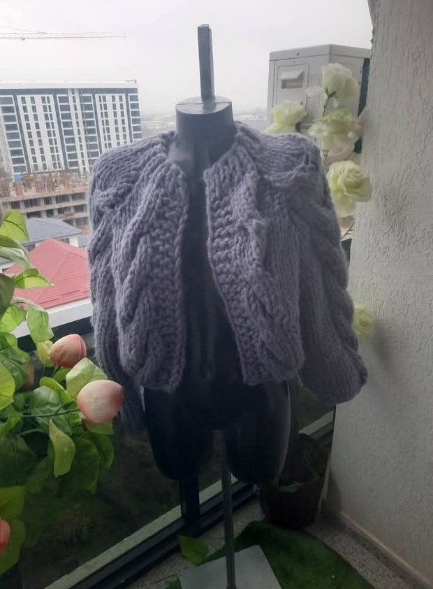 Cardigan mov liliachiu handmade, croșetat manual, cu mâneci voluminoase