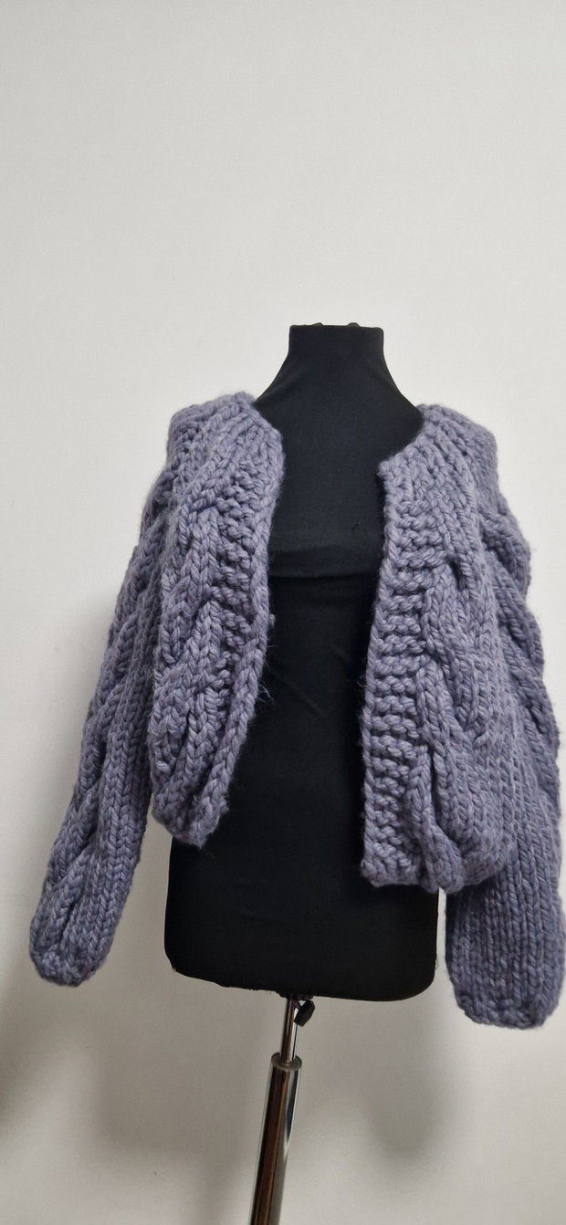 Cardigan mov liliachiu handmade, croșetat manual, cu mâneci voluminoase