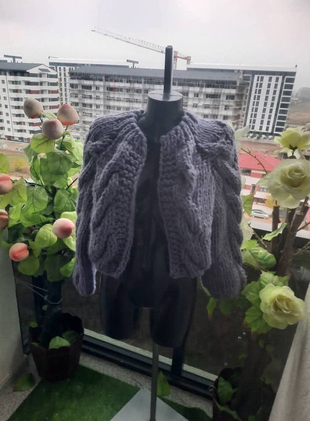 Cardigan mov liliachiu handmade, croșetat manual, cu mâneci voluminoase