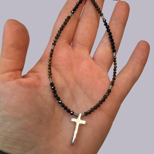 Colier argintiu din turmalina neagra, ochi de tigru si obsidian cu pandativ cruce - protectie energetica