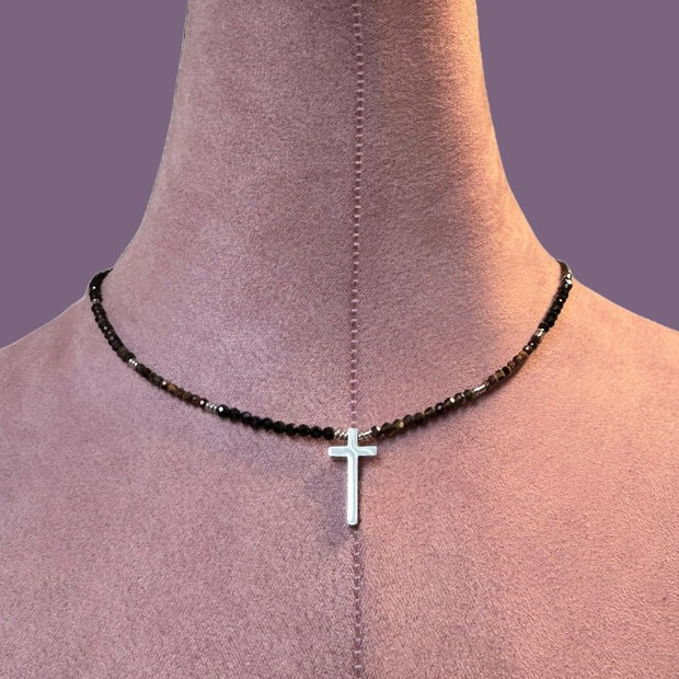 Colier argintiu din turmalina neagra, ochi de tigru si obsidian cu pandativ cruce - protectie energetica