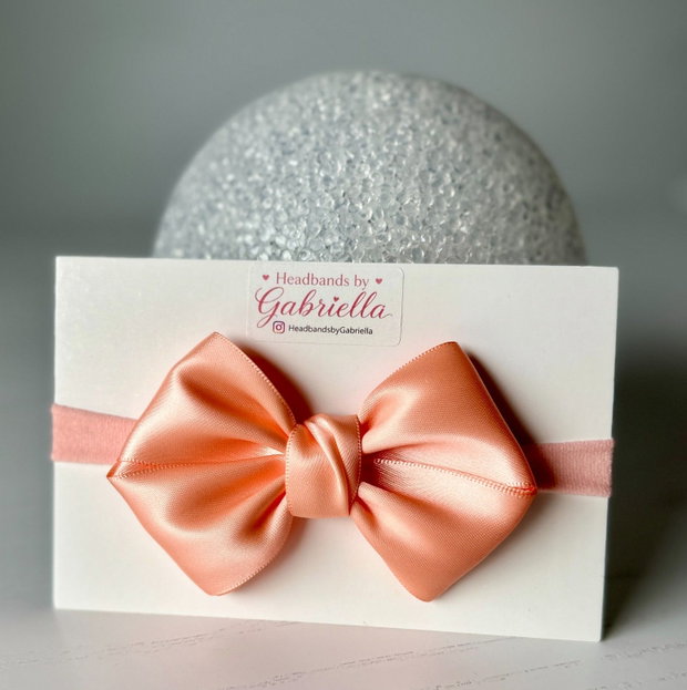 Bentiță elastică handmade pentru fetite cu fundă din satin