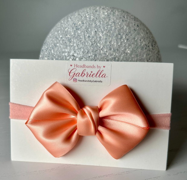 Bentiță elastică handmade pentru fetite cu fundă din satin
