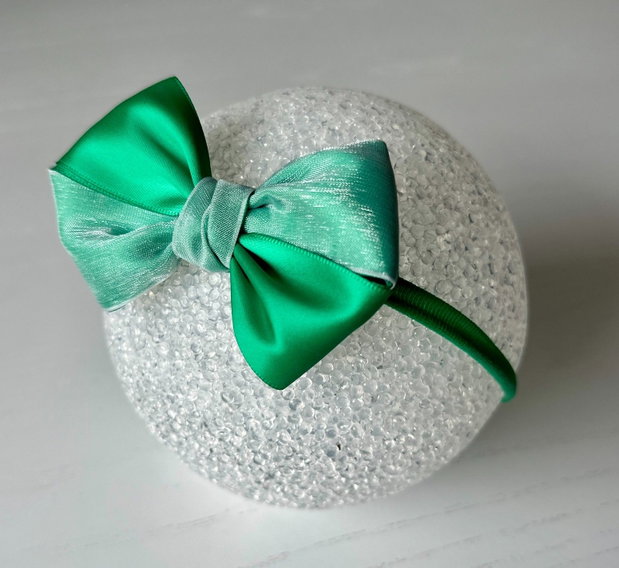 Bentiță elastică handmade pentru fetite cu fundă din satin