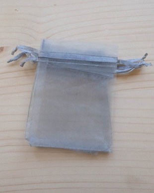 Săculeți organza gri-argintiu 7 × 9 cm