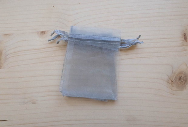 Săculeți organza gri-argintiu 7 × 9 cm