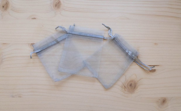 Săculeți organza gri-argintiu 7 × 9 cm
