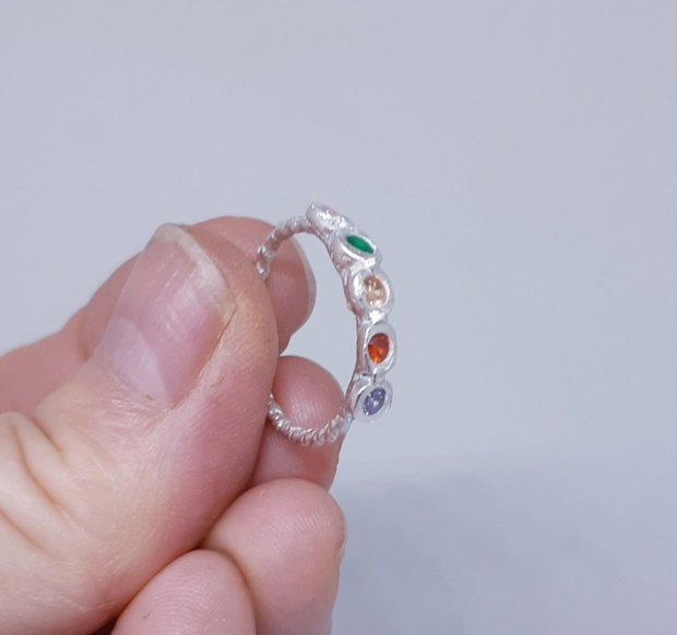 Inel unicat  din argint fin, in forma de coronita cu 5 zirconii multicolore