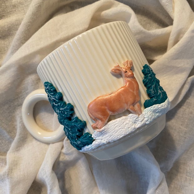Cană handmade personalizată cu figurine specifice pentru iarnă/sărbători