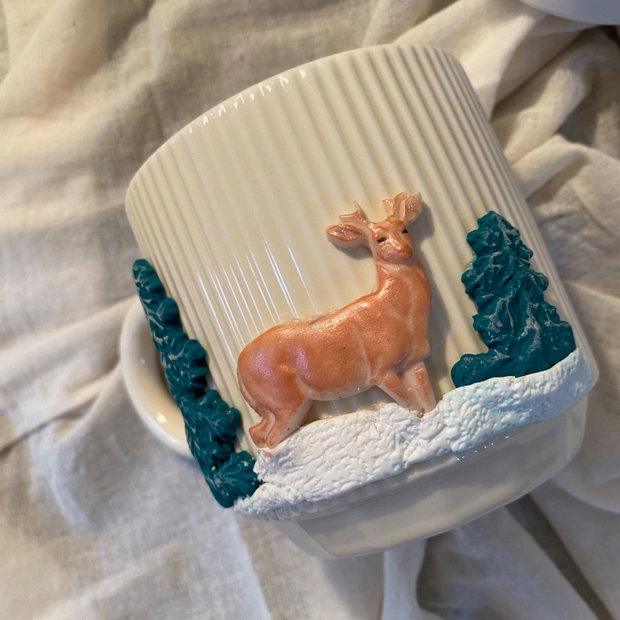Cană handmade personalizată cu figurine specifice pentru iarnă/sărbători
