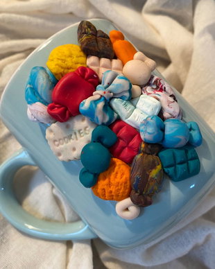 Cană personalizata cu figurine cu dulciuri din clay/lut polimeric, handmade
