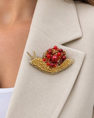 Broșă Melc Brodată Manual cu Perle Bordo și Mărgele Aurii, Accesoriu Elegant