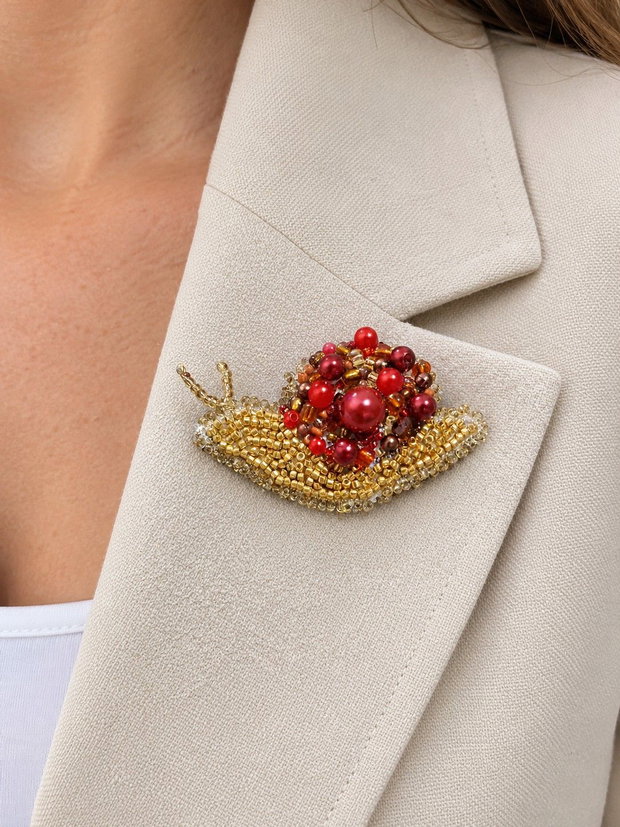 Broșă Melc Brodată Manual cu Perle Bordo și Mărgele Aurii, Accesoriu Elegant