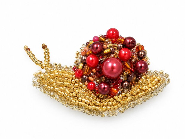 Broșă Melc Brodată Manual cu Perle Bordo și Mărgele Aurii, Accesoriu Elegant