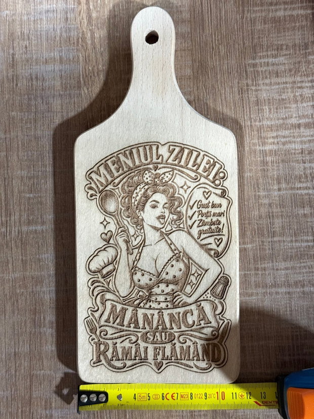 Tocător decorativ din lemn gravat laser
