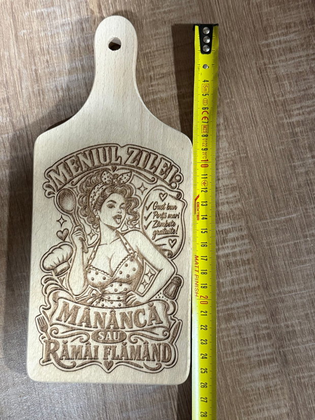 Tocător decorativ din lemn gravat laser
