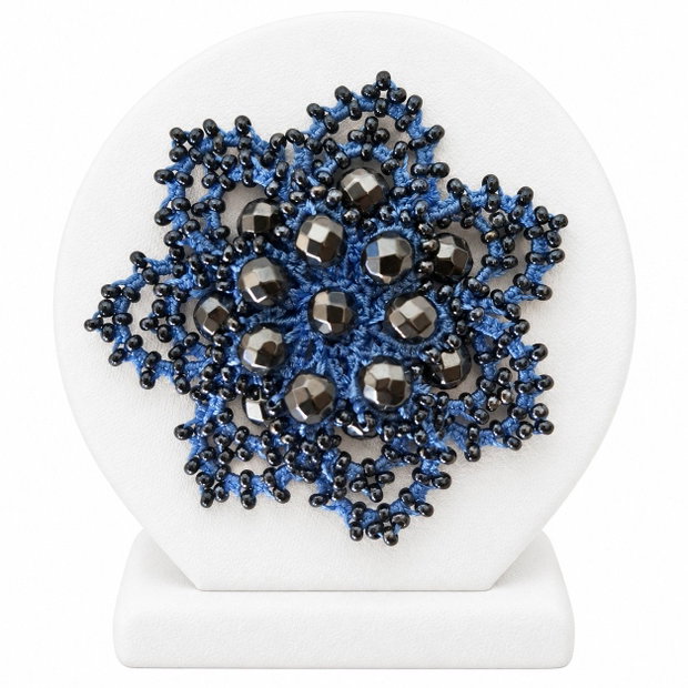 Broșă handmade din dantelă frivolite, mătase bleu,mărgele Preciosa Ornela și hematit