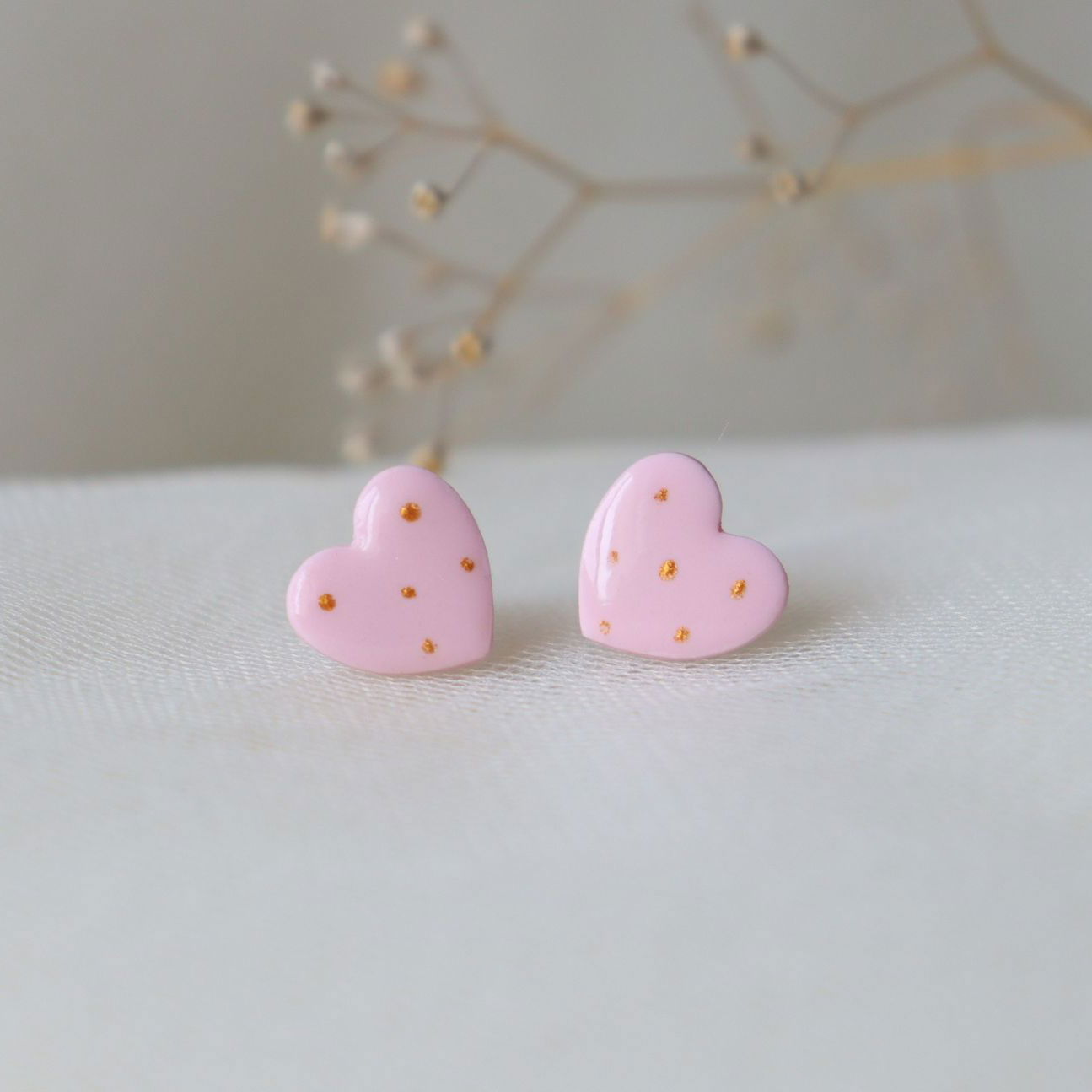 Cercei mici cu surub - Inima roz cu buline aurii si rasina | Dichisar