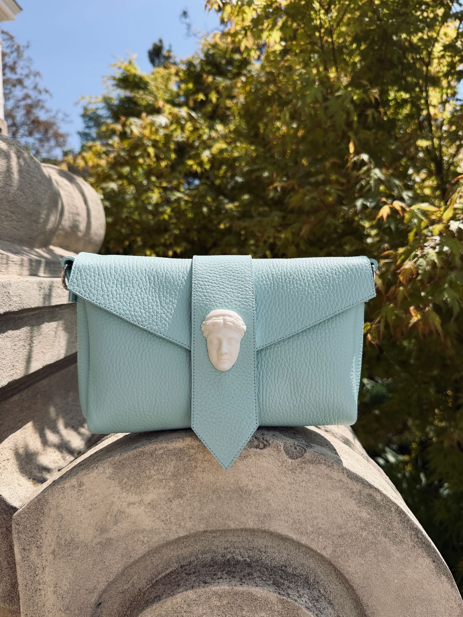 Geantă din piele naturală LOVE ARCTIC BLUE cu accesoriu din