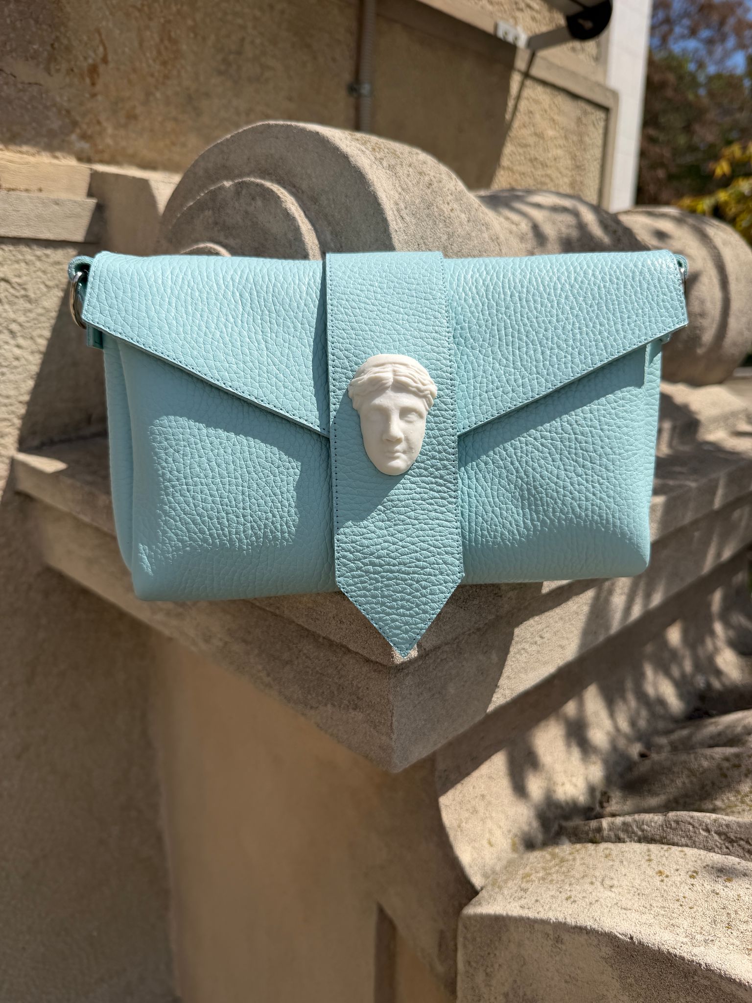 Geantă din piele naturală LOVE ARCTIC BLUE cu accesoriu din Geantă din piele naturală LOVE ARCTIC BLUE cu accesoriu din
